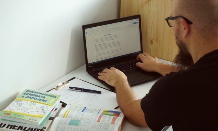 Michal Toma – copywriter pri práci s notebookom, poznámkami a literatúrou